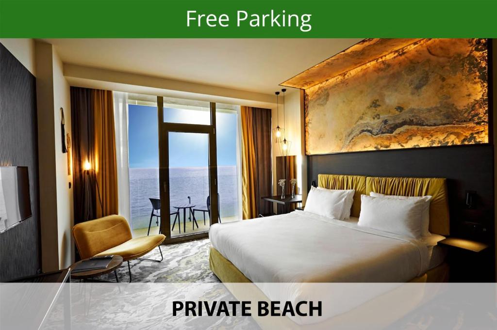 科布列季Miramare Magnetic Beach Hotel的酒店客房设有一张床和一个大窗户