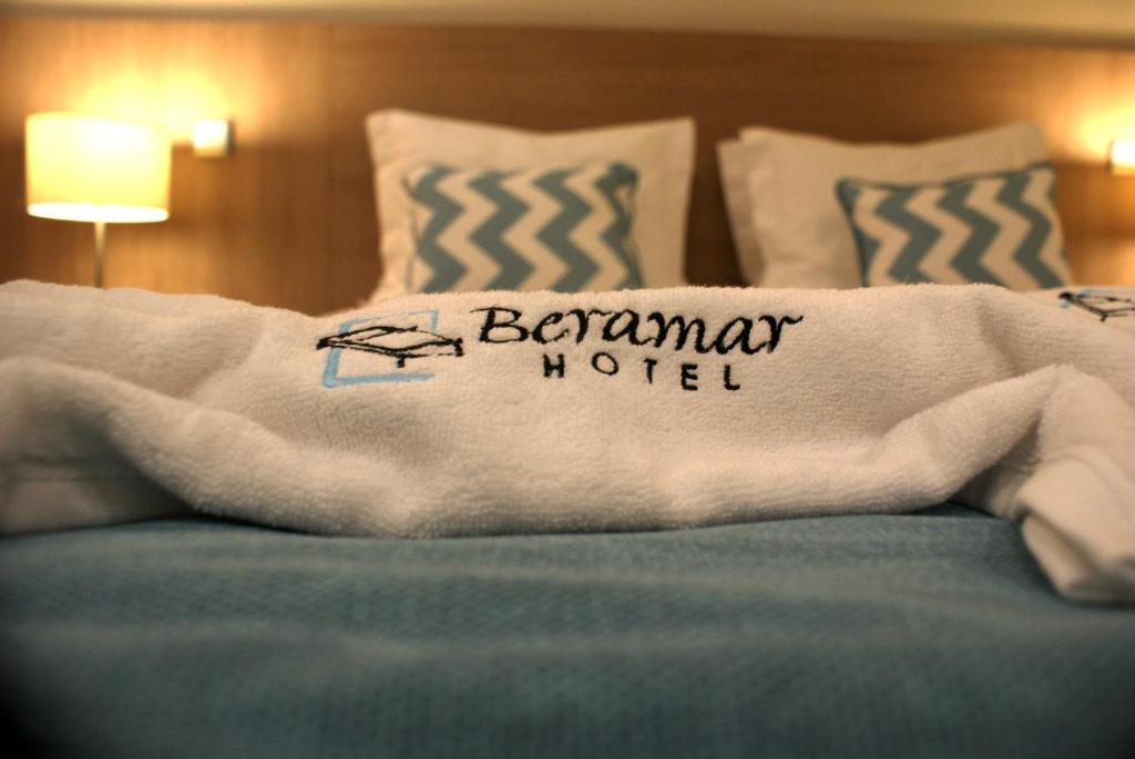 普拉亚Beramar Hotel的一张带毛巾的床,上面写着“宾宁顿”字样
