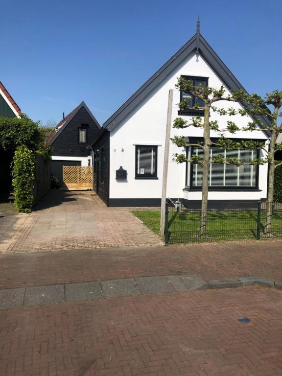 斯哈亨Bij ons op de Hoep.的黑色屋顶的白色房子