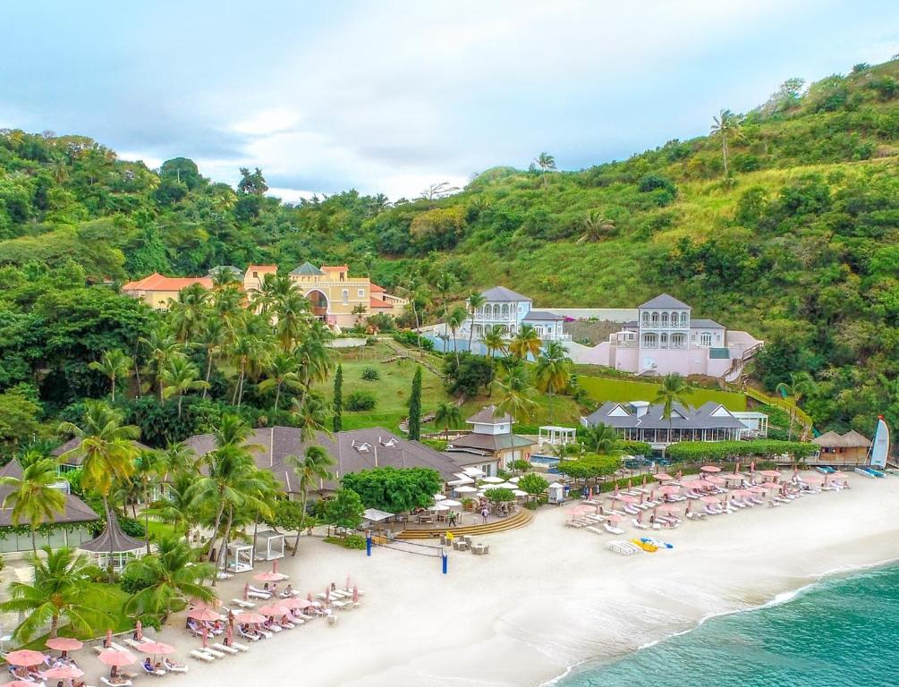 格罗斯岛BodyHoliday St Lucia的享有海滩空中美景。
