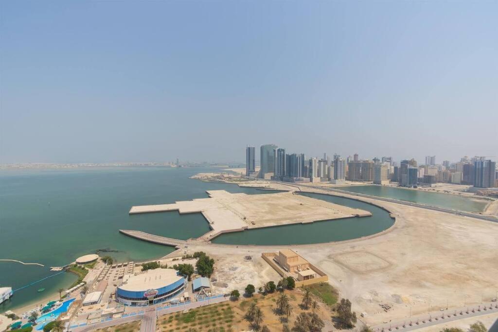 麦纳麦Era View Bahrain Luxurious 1 bedroom, Sea view and waterfront的水体城市的空中景观