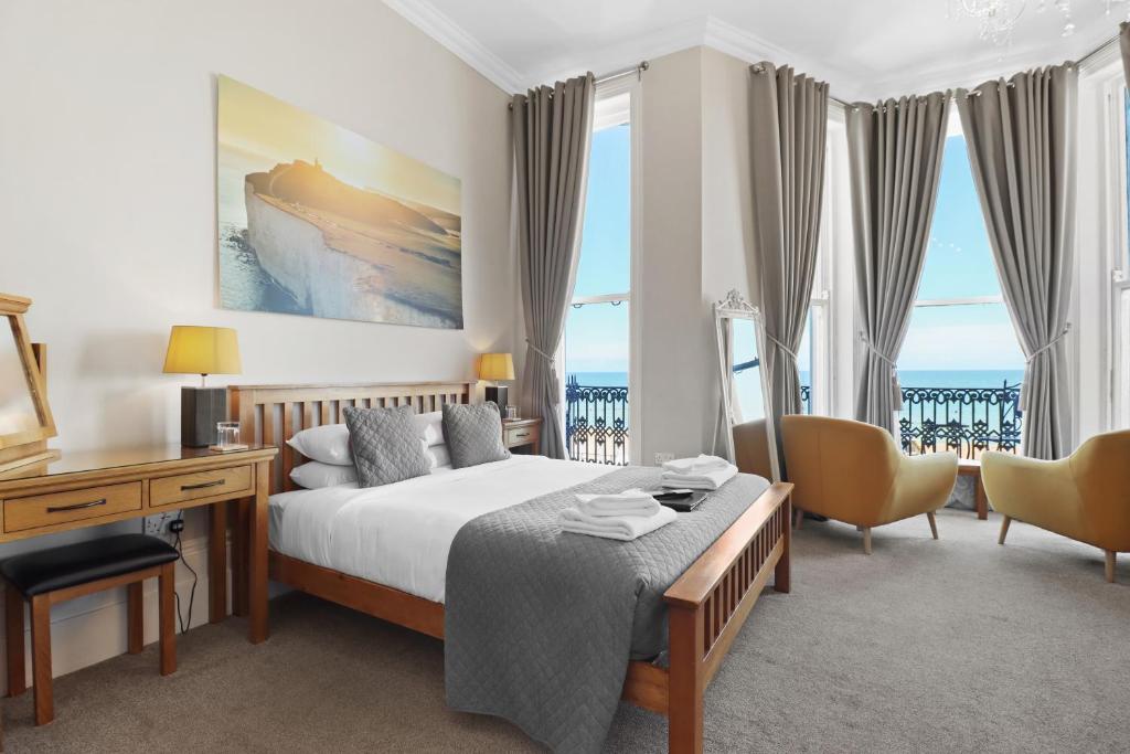 伊斯特布恩圣奥马尔酒店的酒店客房配有一张床、一张书桌和窗户。