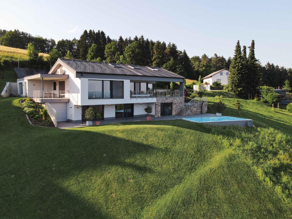 德意志兰茨贝格Greim15 --- ganzes Ferienhaus mit Fernsicht, Pool, Wellness的享有带庭院的房屋的空中景致