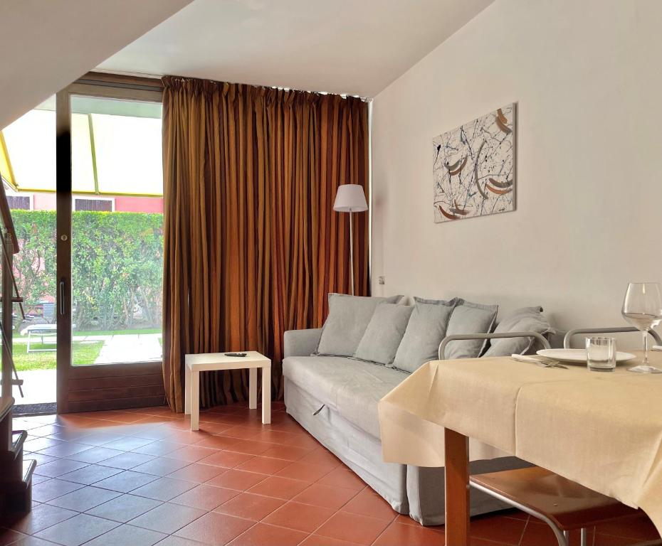 巴多利诺Bardolino Wein Apartments的客厅配有沙发和桌子