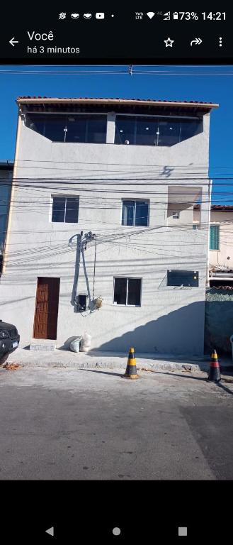 萨尔瓦多Cantinho do sossego的白色的建筑,旁边有一扇门