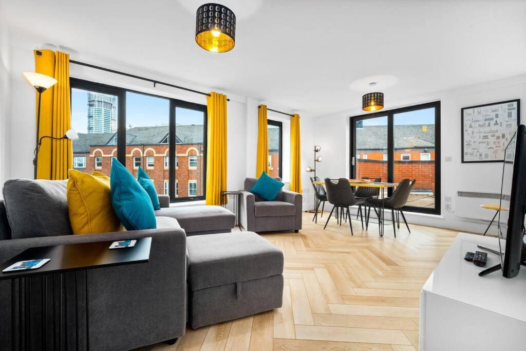 伯明翰2 Bed Apt w/Parking - City Centre ✘ PRIVATE ROOFTOP TERRACE → Close to Brindley Place, Broad St, Utilita Arena Birmingham, LEGOLAND, SEA LIFE Centre Birmingham, Symphony Hall的客厅配有沙发和桌子