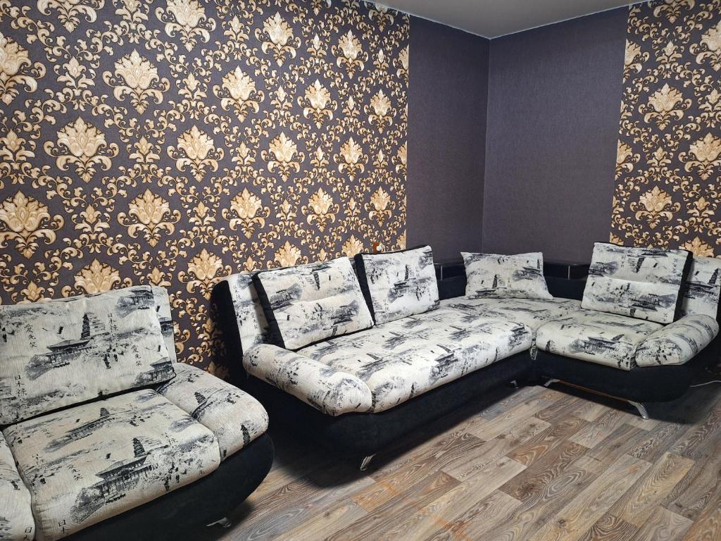 巴甫洛达尔Назарбаева 204的客厅配有沙发和椅子