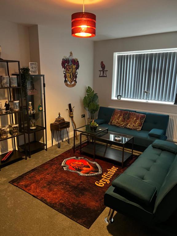 利夫斯登格林Potters Escape- Warner Bros Studios & London的客厅配有沙发和桌子