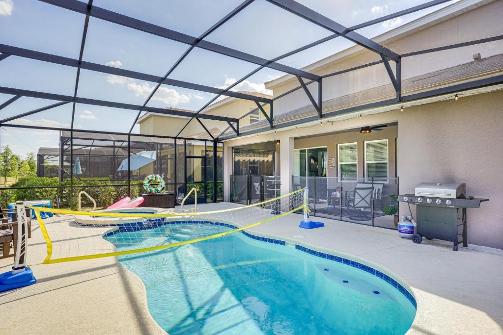 达文波特Disney Area Vacation Rental with Game Room and Pool!的一个带玻璃天花板的室内游泳池
