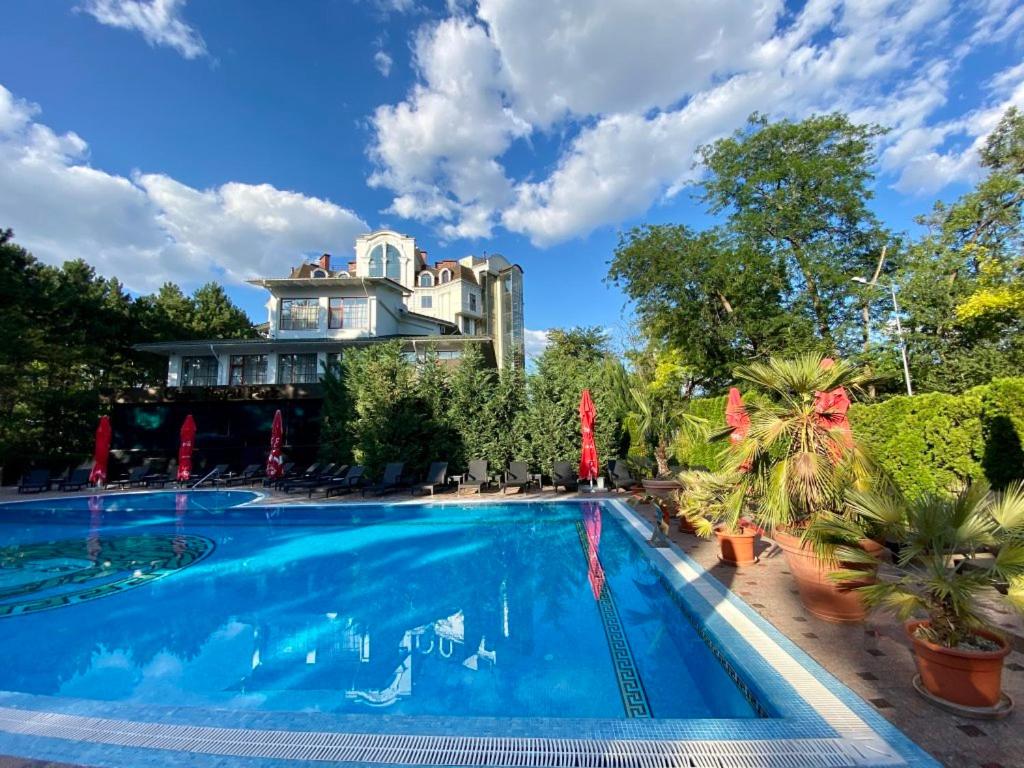 基希讷乌Hotel Royal Florence的房屋前的大型游泳池