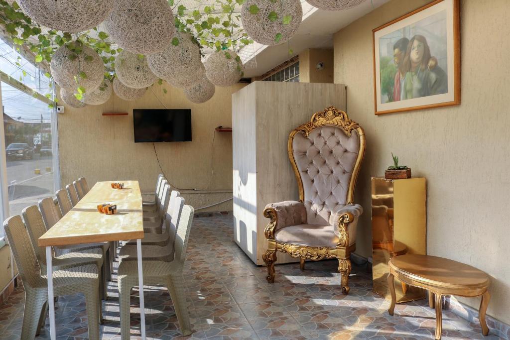 波哥大Hotel Casa Botero 305的一间带桌椅和电视的用餐室