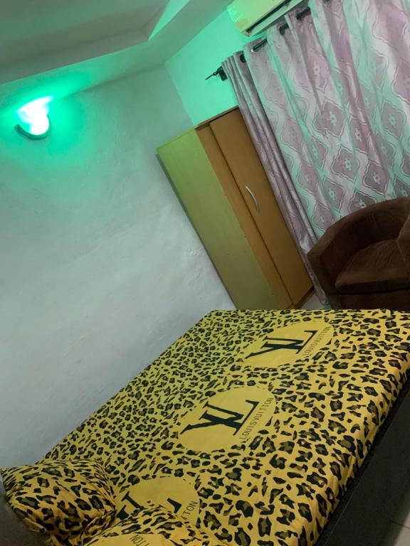 伊洛林CLASSIC SUITES ANNEX的一间设有豹纹桌子和一张床的房间