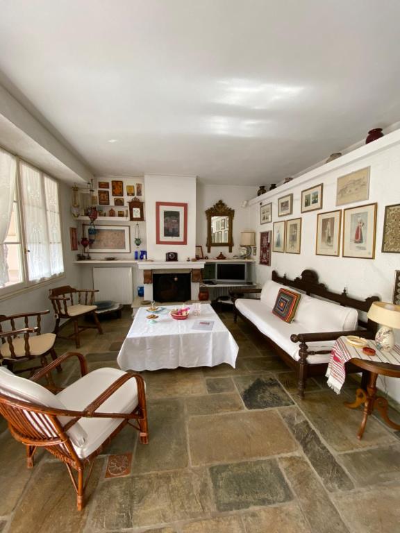 LímniVilla V的客厅配有两张床和一张桌子及椅子