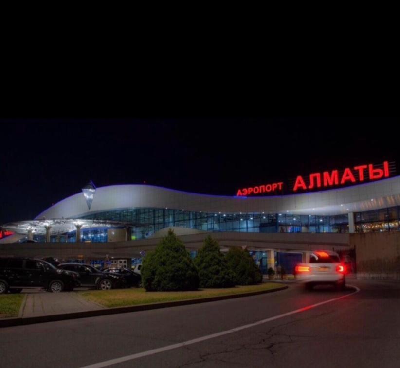 (( Turksib ))Апартаменты на Ахметова 10的一辆汽车在晚上驶过机场