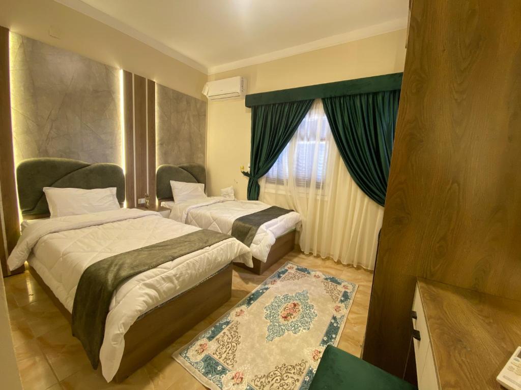 开罗Alma Pyramids View的酒店客房设有两张床和窗户。
