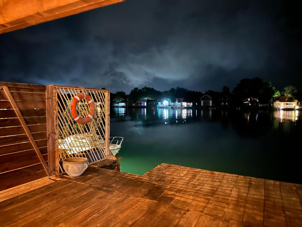 乌尔齐尼Meris的夜间坐在码头上的藤椅