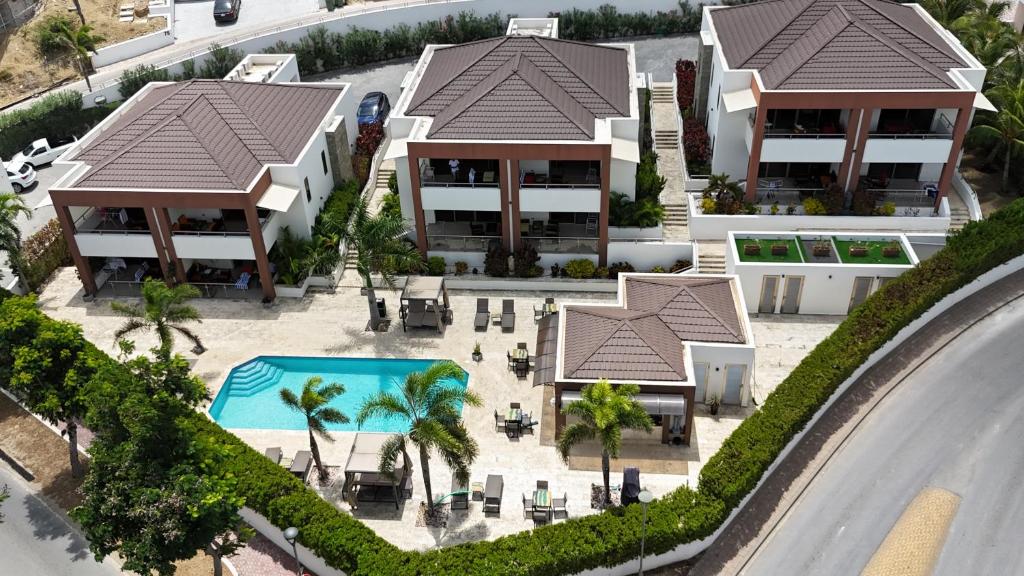 威廉斯塔德Xanadu Apartments at Blue Bay Golf & Beach Resort的享有带游泳池的房屋的空中景致