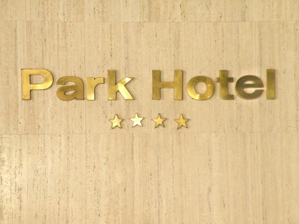 MéridaPark Hotel Mérida的星星墙上的公园酒店标志