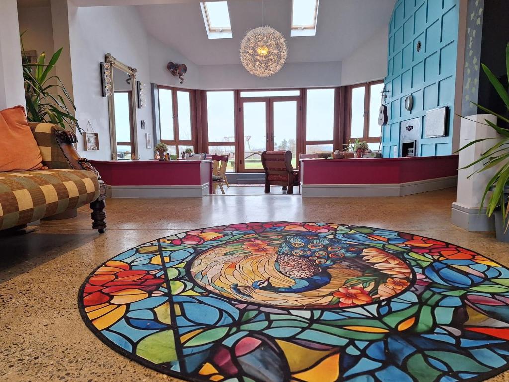 朗德伍德Lus Mor的一间地板上设有彩色玻璃地毯的房间