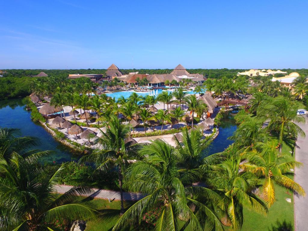 艾库玛尔格兰德帕拉迪尔姆白沙Spa全包度假酒店的棕榈树度假村的空中景致