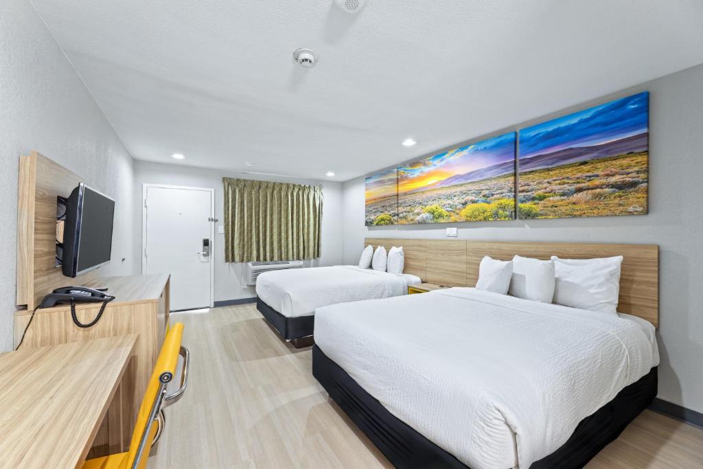 麦金尼麦金尼戴斯酒店的一间酒店客房,设有两张床和电视
