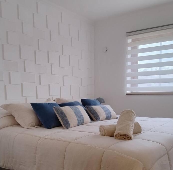 洛斯安赫莱斯Nuevo y Maravilloso Dpto. 44m2的客房内的白色沙发上配有枕头