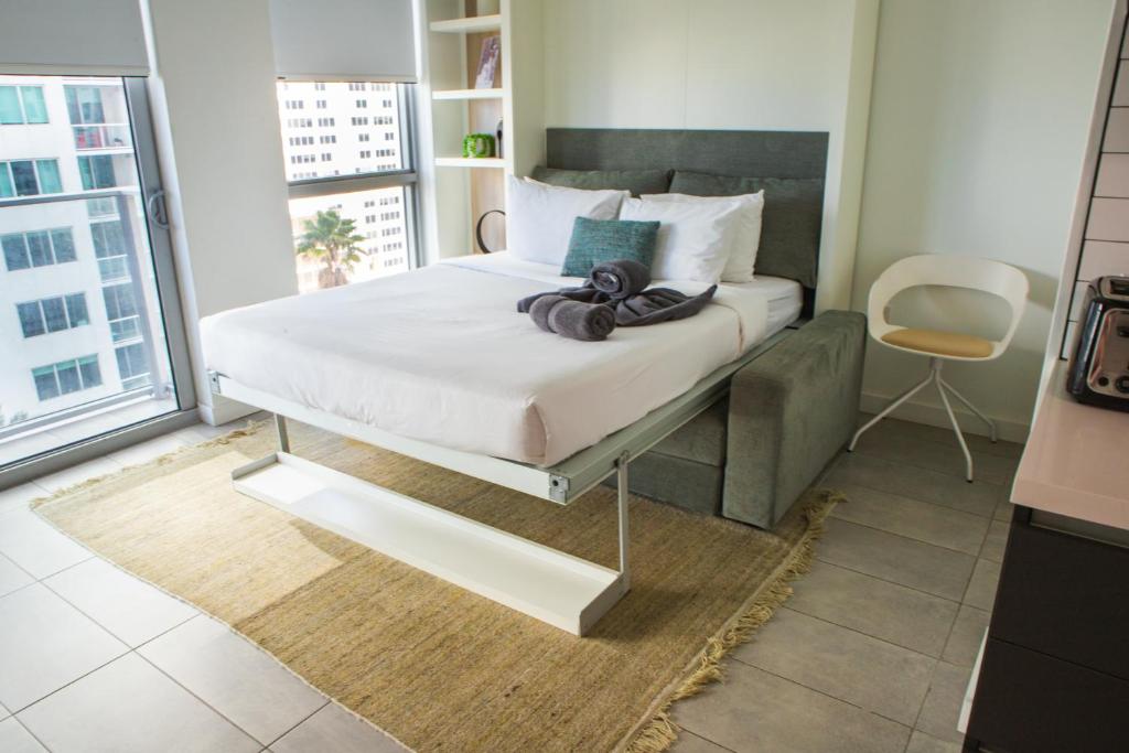 迈阿密Miami High Town View 1610的一张大床,位于带大窗户的房间里