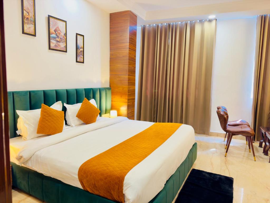 贾姆讷格尔Sanju Valley View的一间卧室配有一张大床和一把椅子