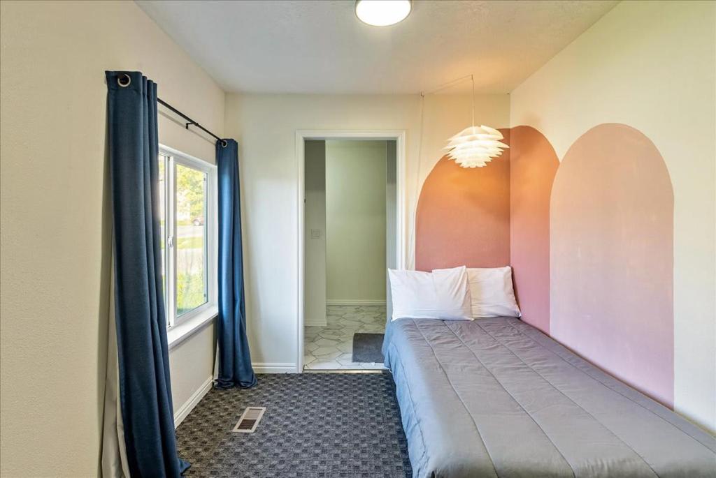 奥格登Close to Ogden-Weber Tech College Private Room的一间带床的卧室,位于带窗户的房间内