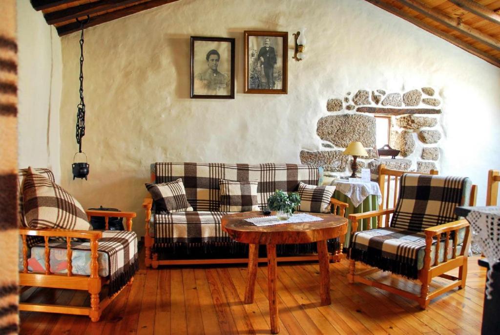ValezimCasa do Forno的带沙发和桌子的客厅