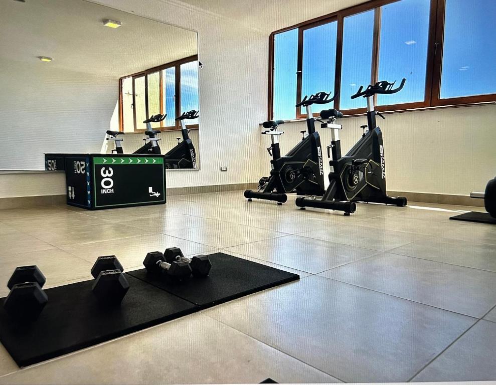 洛斯安赫莱斯Cálido y espacioso departamento的健身房设有数台跑步机和健身自行车
