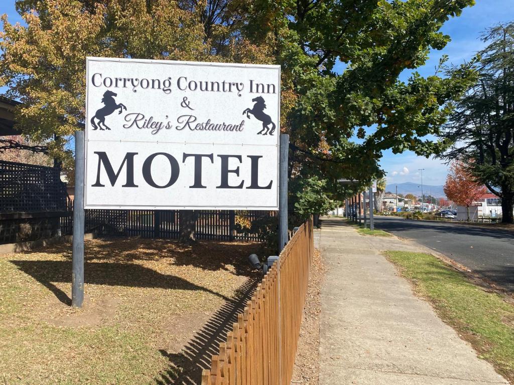 CorryongCorryong County Inn的栅栏边的汽车旅馆标志