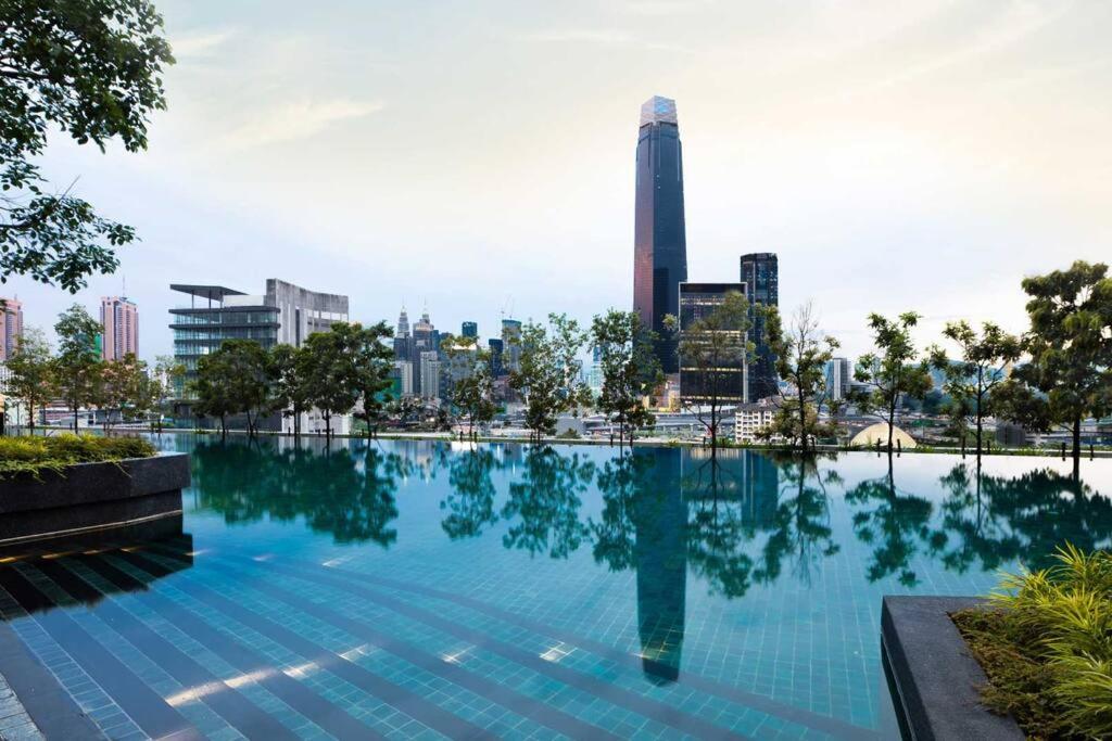 吉隆坡Luxury Continew Residence with KLCC,TRX,Ikea View的一座城市天际线的游泳池