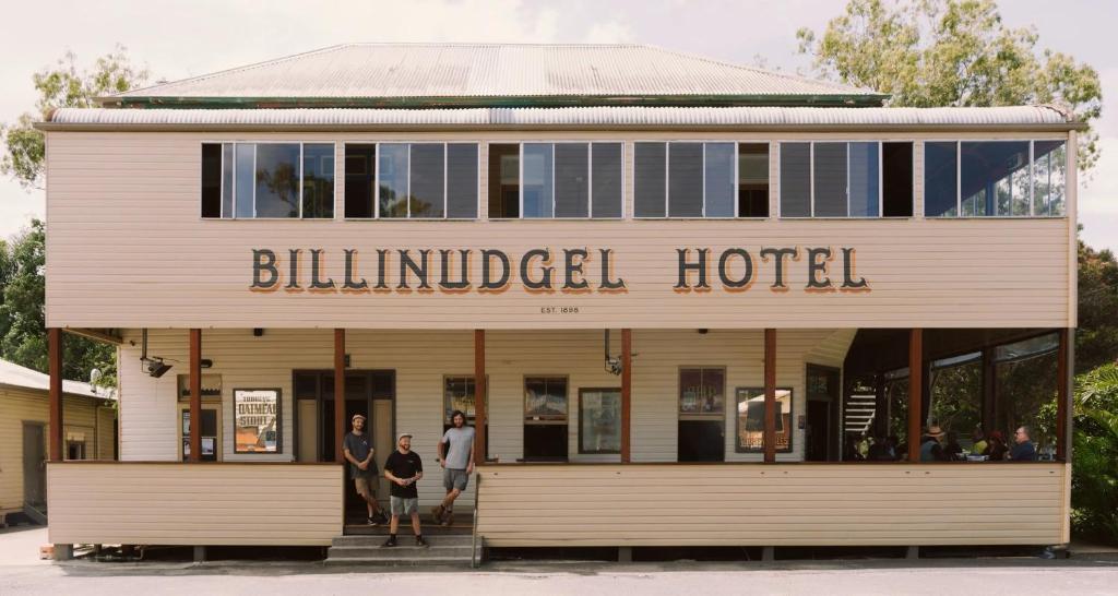 BillinudgelBillinudgel Hotel的一座建筑,里面的人站在外面