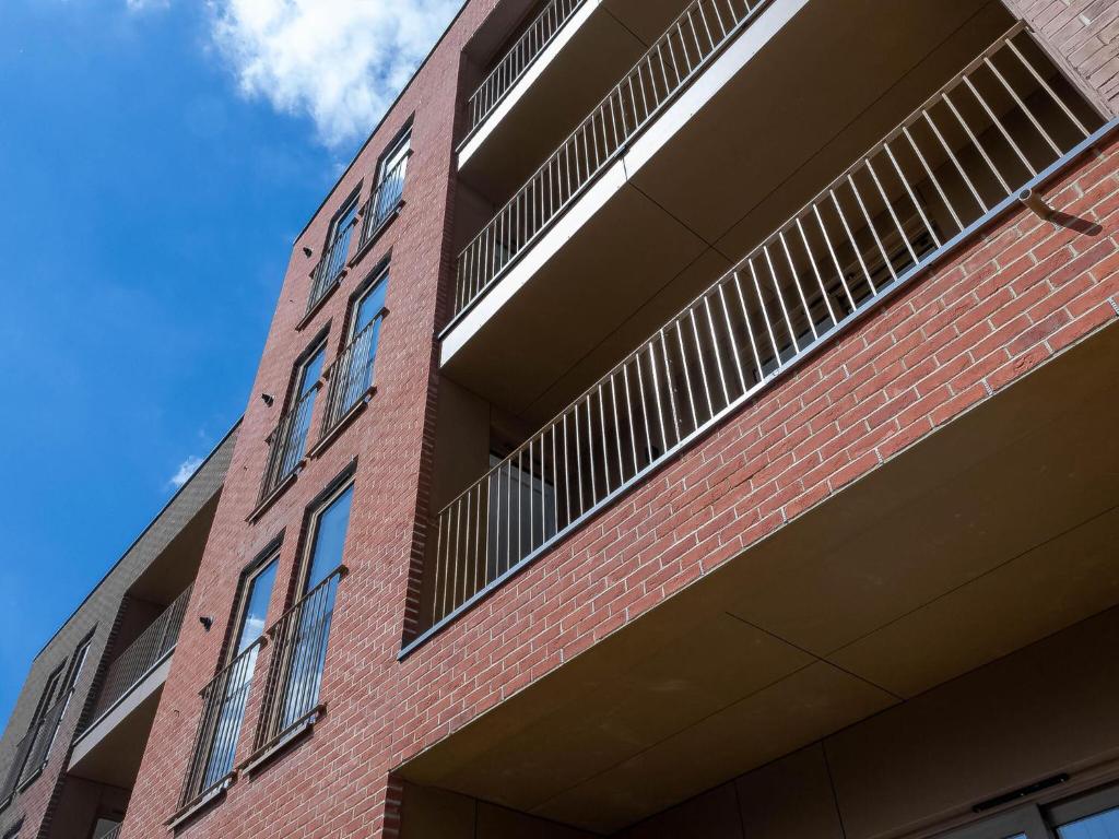 米查姆Modern Apartments with Balcony in Merton near Wimbledon by Sojo Stay的一面有通风口的红砖建筑