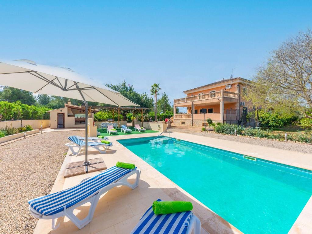 Son SardinaEs Garroveret - Villa With Private Pool Free Wifi的一个带2把躺椅和遮阳伞的游泳池
