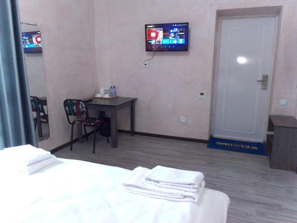 希瓦Al-Qal`a的酒店客房设有一张床、一张书桌和一台电视机。