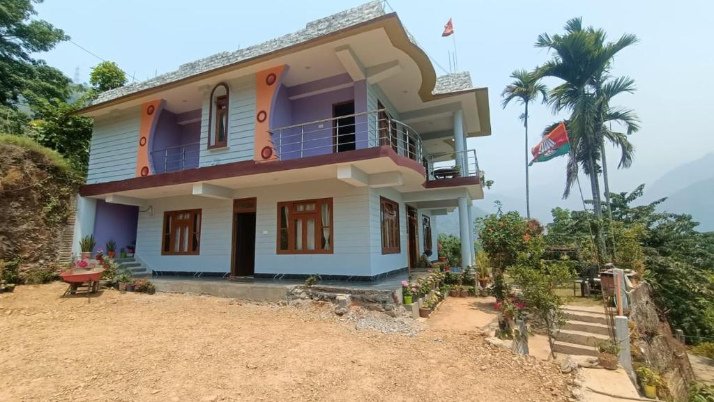 NamchiBarbet Homestay Kitam的带阳台和棕榈树的房子