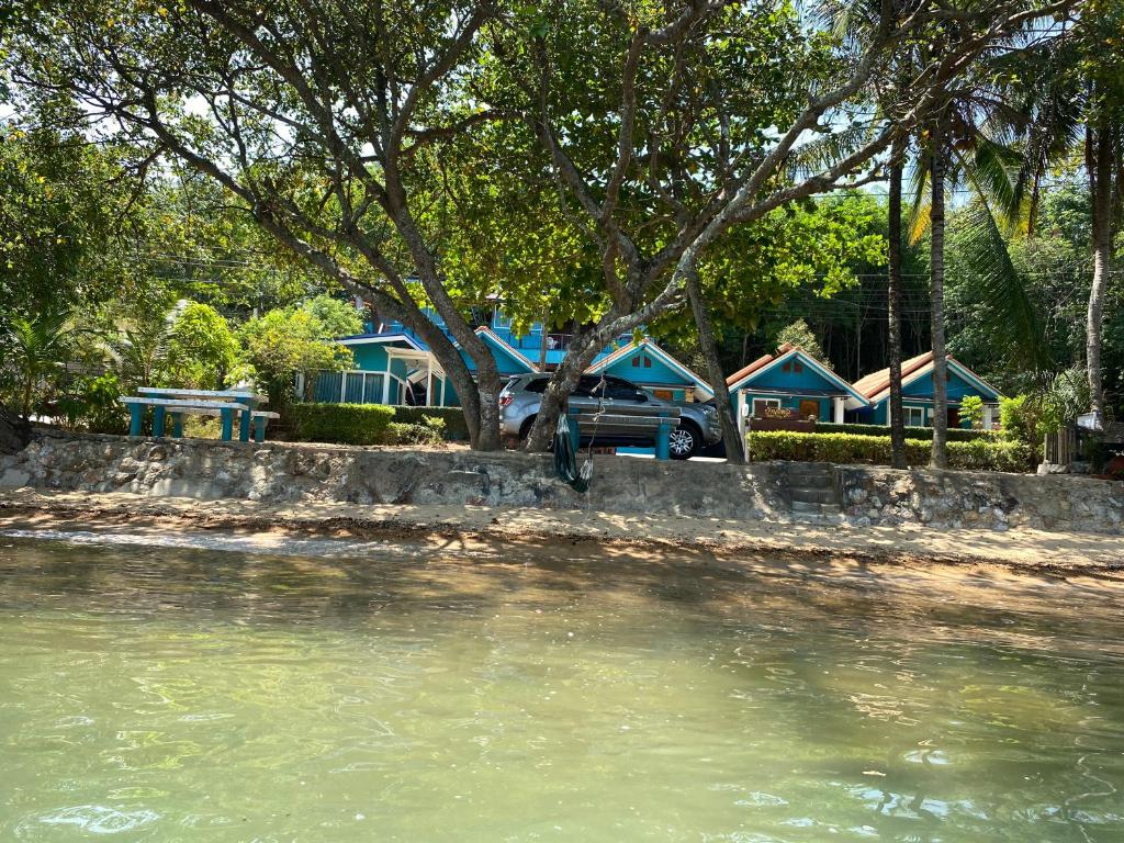 阁遥岛Ban Tidlay - SHA的水体,有房子的背景