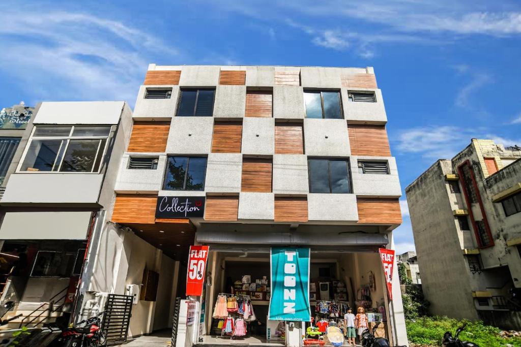 印多尔OYO Hotel Evanka的前面有商店的建筑