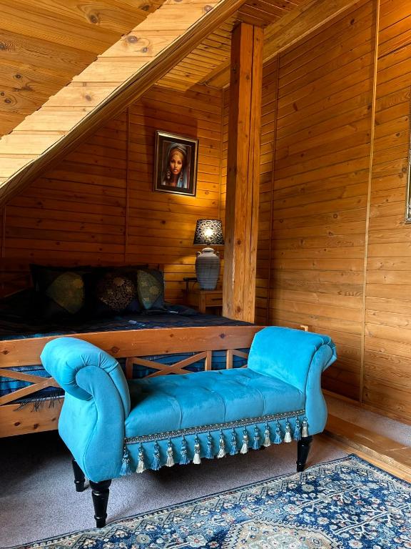 采西斯Rakši的一张蓝色沙发,坐在房间的角落