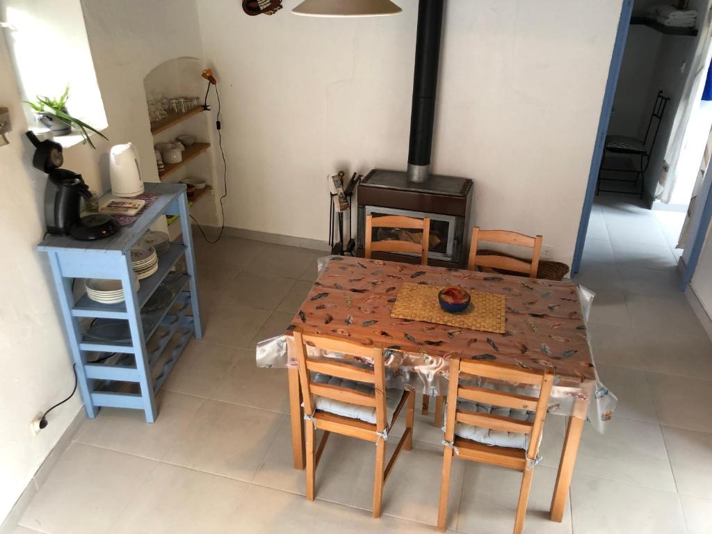 Saint-JulienLa Lauseta的厨房配有桌椅和炉灶。