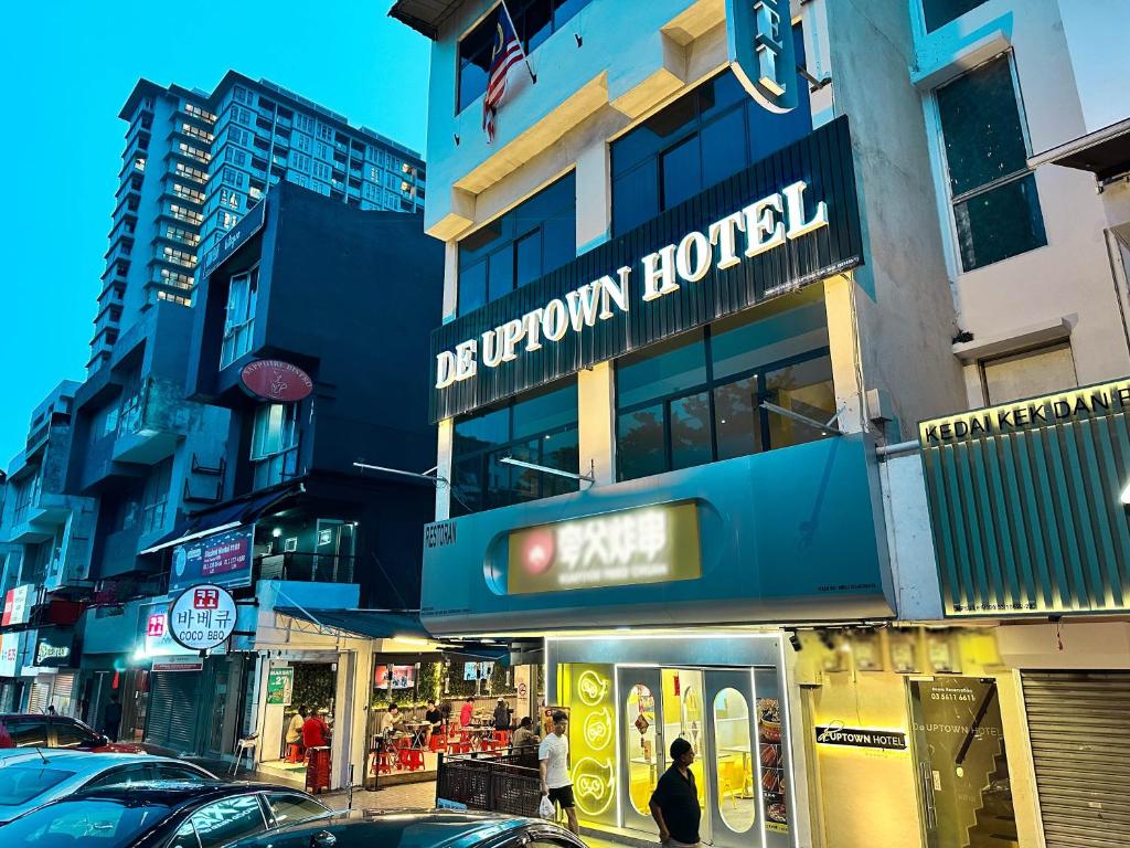 梳邦再也De UPTOWN Hotel @ Subang Jaya的带有阅读酒店吸收标志的建筑