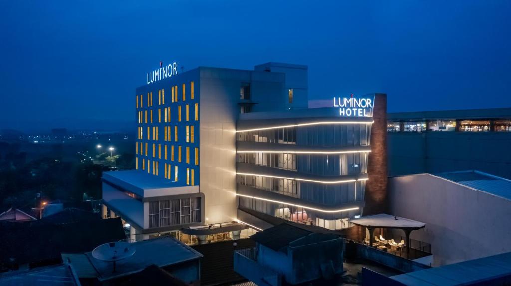 普禾加多Luminor Hotel Purwokerto By WH的夜间酒店 ⁇ 染