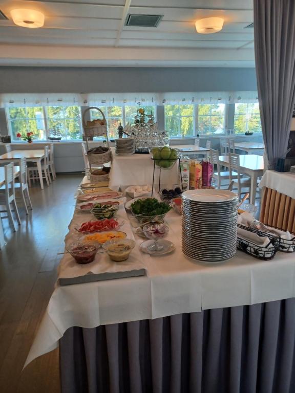 波里曼蒂卢奥托酒店的一张长桌,上面放着食物板