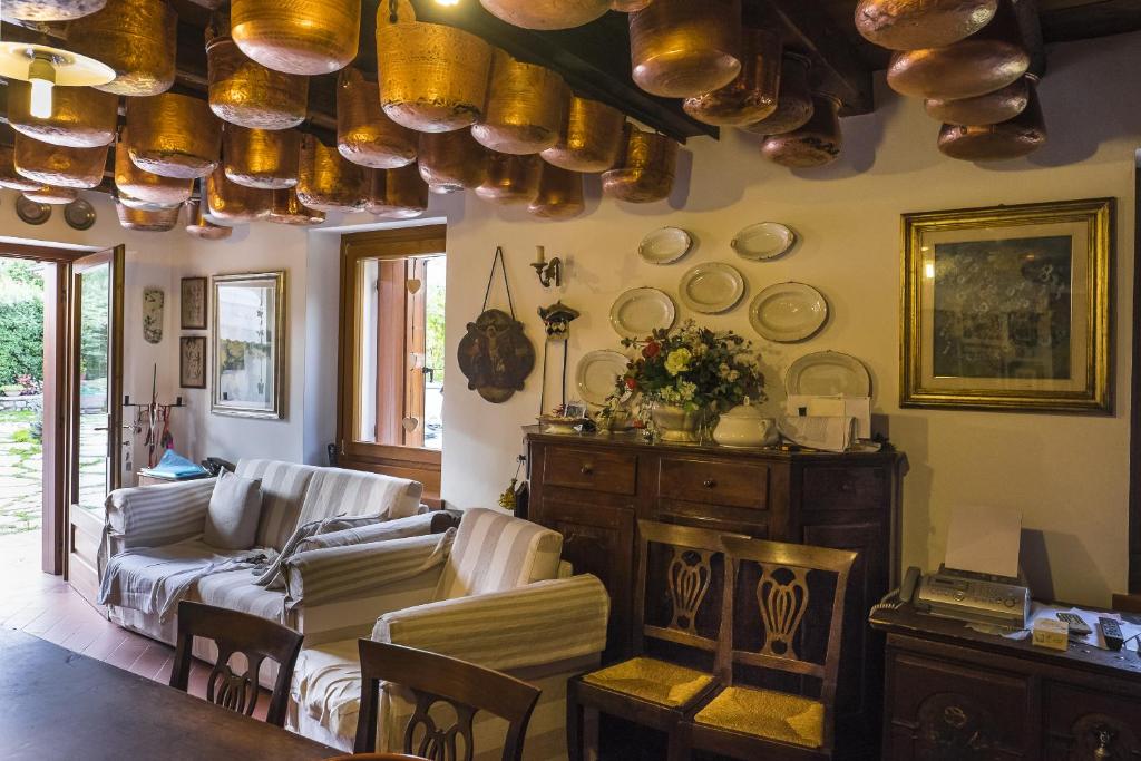 维托里奥·威尼托La Residence da Caterina的客厅配有沙发和壁板