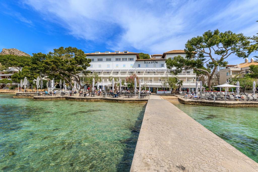 波连萨港Hotel Illa d'Or & Club Apts 4* Sup的水景酒店