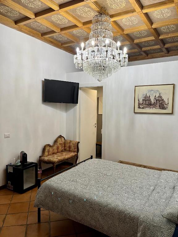 罗马Domus Giovanna的一间卧室配有吊灯、桌子和椅子
