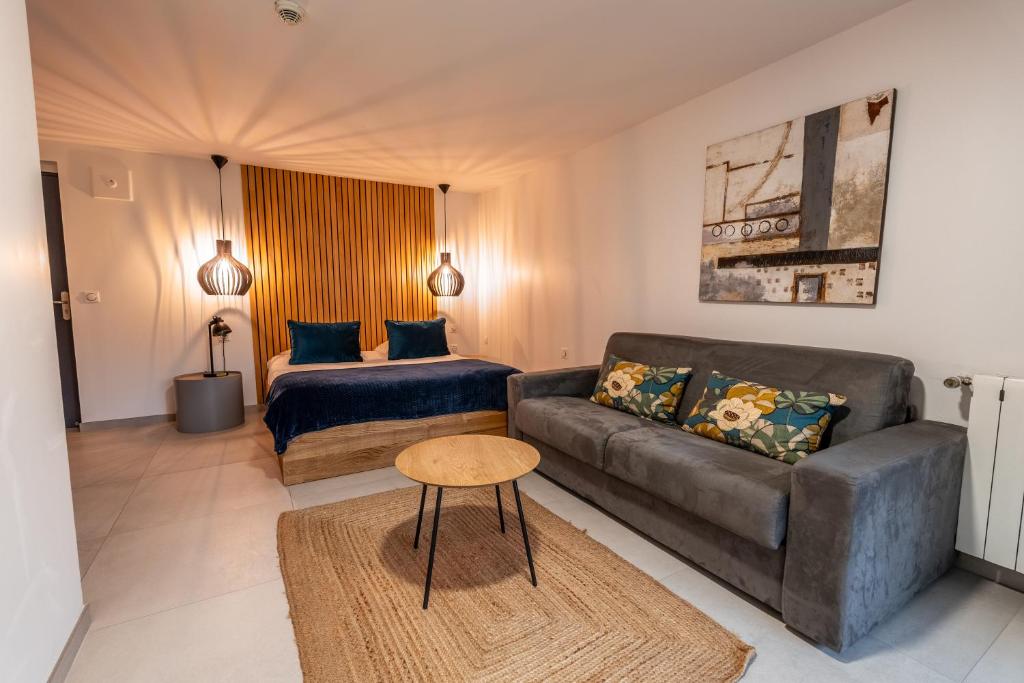 科涅克Hôtel Quai des Pontis的客厅配有沙发和1张床