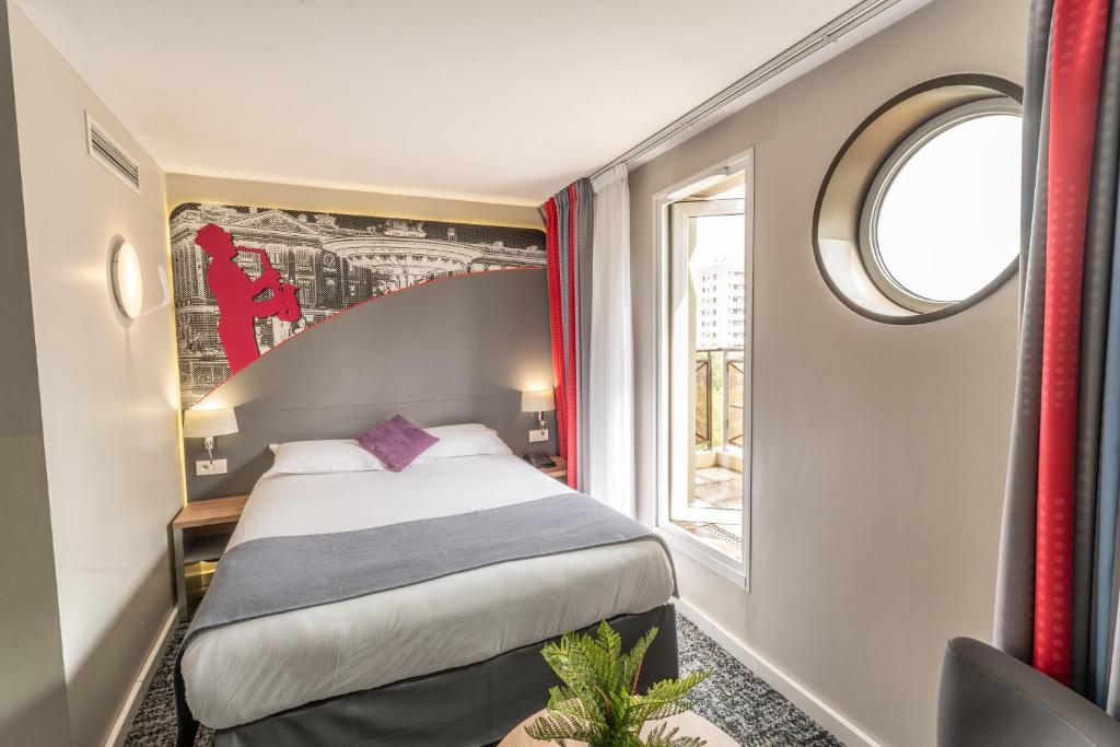 巴黎Hotel Inn Design Paris Place d’Italie (ex Timhotel)的酒店客房设有床和窗户。